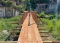 Ponte de madeira recebe reforma no bairro Nova Vitória, após pedido de Jander Lobato