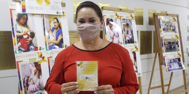 Professora Jacqueline encerra campanha Agosto Dourado com exposição fotográfica