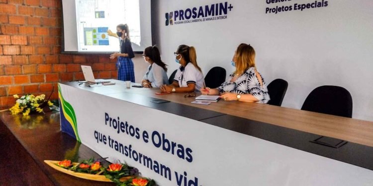 Prosamin+ consulta moradores do Residencial Gilberto Mestrinho sobre construção de áreas de lazer