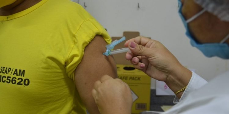 População carcerária começa a receber a segunda dose da vacina contra a Covid-19