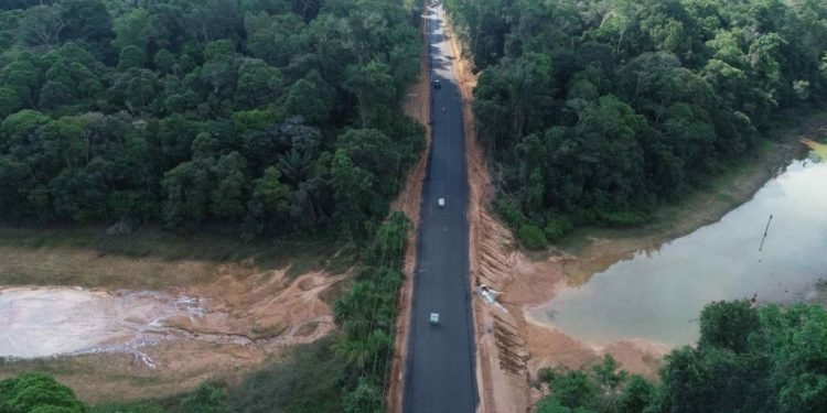 Governo do Amazonas inicia pavimentação do ramal da Cachoeira do Castanho, em Iranduba