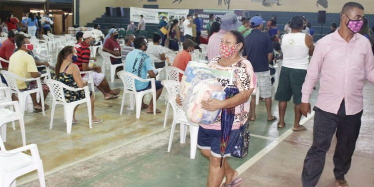 Governo do Amazonas entrega cestas básicas para pescadores de Lábrea e Boca do Acre