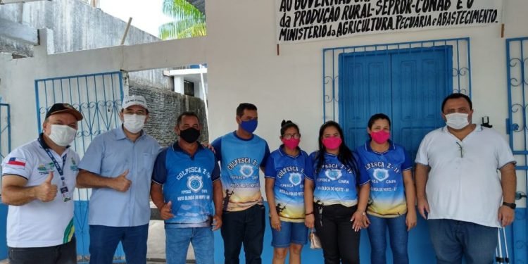 Governo do Amazonas entrega cestas básicas para pescadores de Nova Olinda do Norte