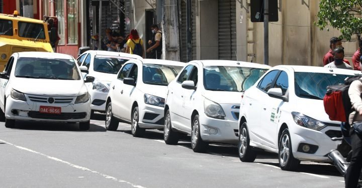 Prefeitura monta força-tarefa para regularizar situação de taxistas em Manaus