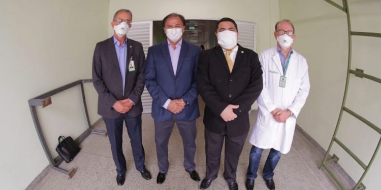 Secretário de Saúde do Amazonas acompanha visita do Ministro da Educação ao HUGV