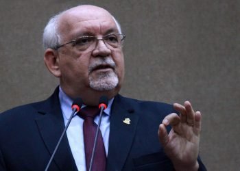 Wallace Oliveira faz novo alerta sobre contêineres estacionados em via de Manaus