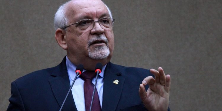 Wallace Oliveira faz novo alerta sobre contêineres estacionados em via de Manaus