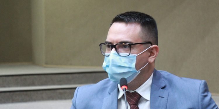 Vereador Rodrigo Guedes questiona Prefeitura de Manaus sobre taxa de esgoto 
