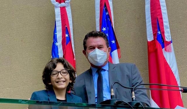 Deputado Dr. Gomes homenageia o cantor mirim Davi Lucas em Cessão de Tempo, na Aleam