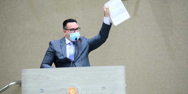 Rodrigo Guedes requer suspensão da cobrança da taxa de esgoto ao Prefeito David Almeida 