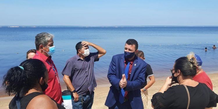 Sassá negocia regularização de permissionários da Ponta Negra com a Implurb