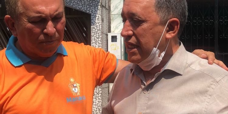 Professor Samuel acompanha mutirão de limpeza no último dia da ação no Santo Agostinho