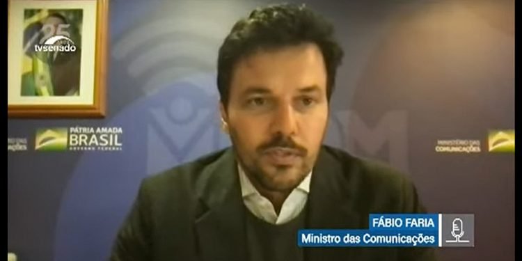 Governo expandirá internet nas escolas, diz Fábio Faria à Comissão Temporária da Covid-19