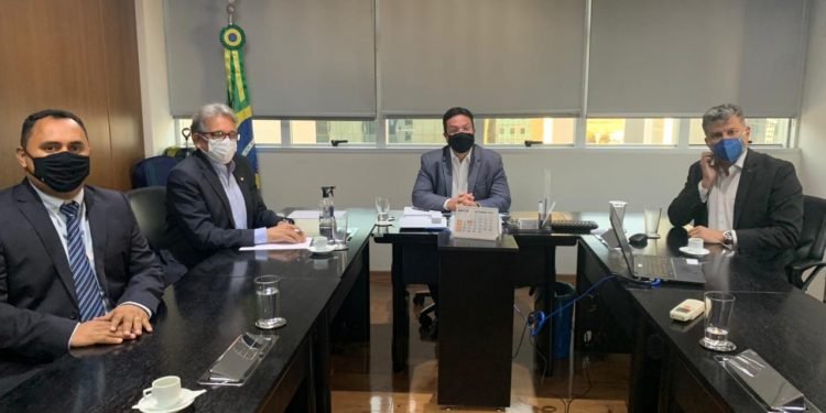 Equipe gestora em Educação da Prefeitura de Manaus se reúne com membros do FNDE em Brasília