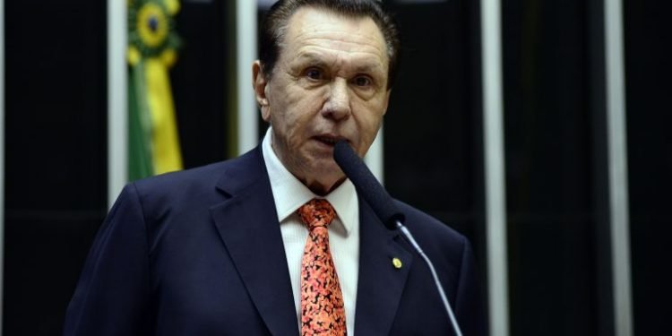 Projeto revoga punição a quem omite dados do empregado na carteira de trabalho