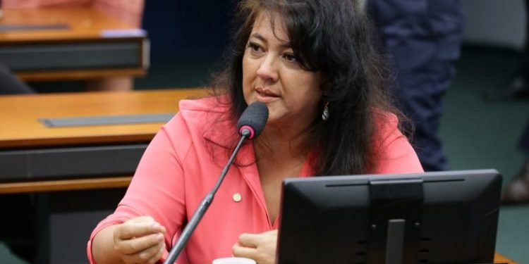 Comissão rejeita proposta que amplia para 50 o limite de pontos na carteira de motorista