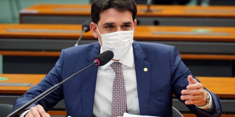 CCJ aprova permissão para emissoras de rádio e TV comercializarem tempo total de sua programação