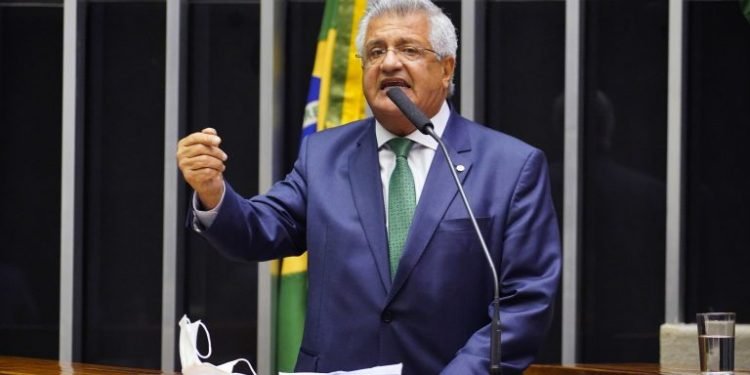 Comissão aprova projeto que obriga escola a divulgar proibição de cobrança extra para aluno com deficiência