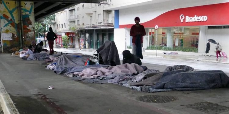 Comissão debate política nacional para população em situação de rua
