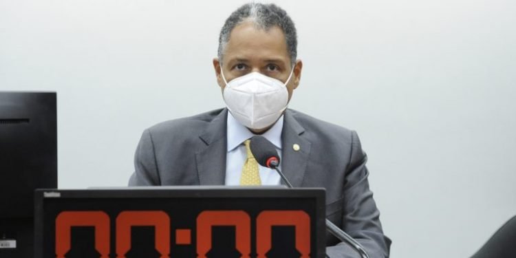 Debatedores pedem mais articulação entre SUS e assistência social para combater tuberculose