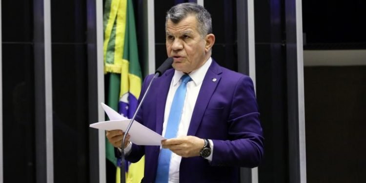 Deputados aprovam texto-base de projeto sobre regularização fundiária