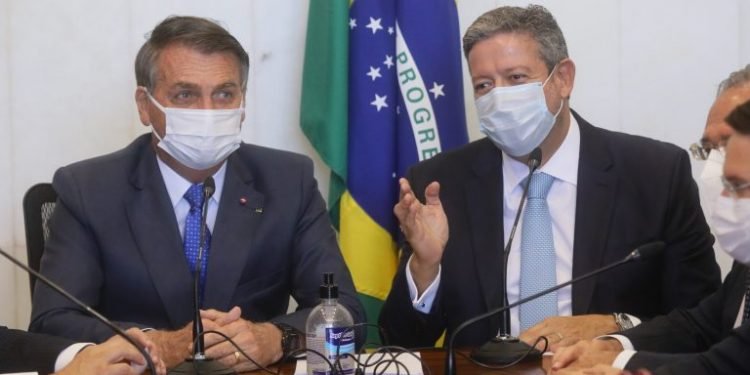 Bolsonaro entrega a Lira a MP que cria o Auxílio Brasil, em substituição ao Bolsa Família