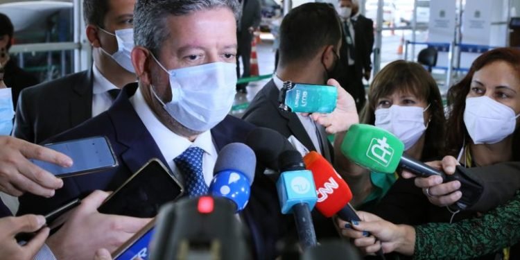 Lira afirma que ainda não há acordo sobre votação da proposta que altera regras do Imposto de Renda