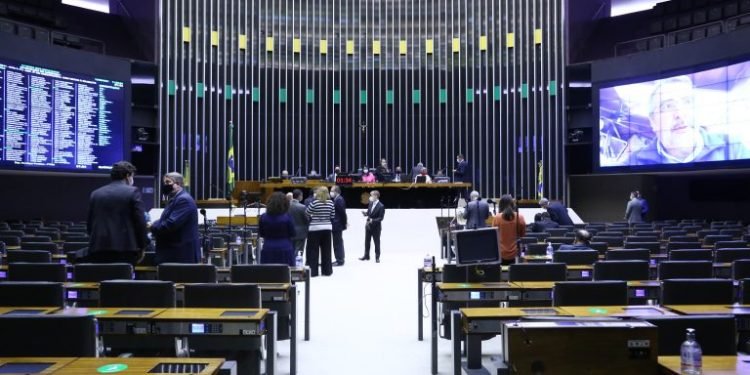 Plenário mantém segundo turno na eleição presidencial; acompanhe