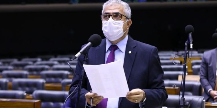 Câmara aprova MP que altera regras trabalhistas e renova programa de redução de jornada