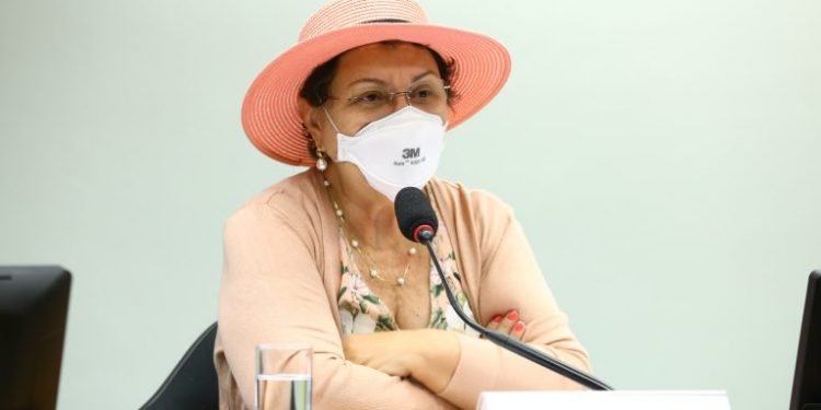 Especialistas lamentam baixa representatividade feminina na política