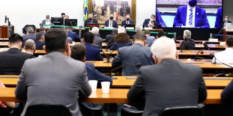Ministro da Defesa nega que as Forças Armadas ameacem democracia