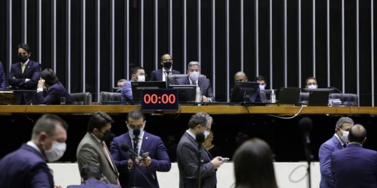 Deputados aprovam texto-base da reforma eleitoral em 2º turno