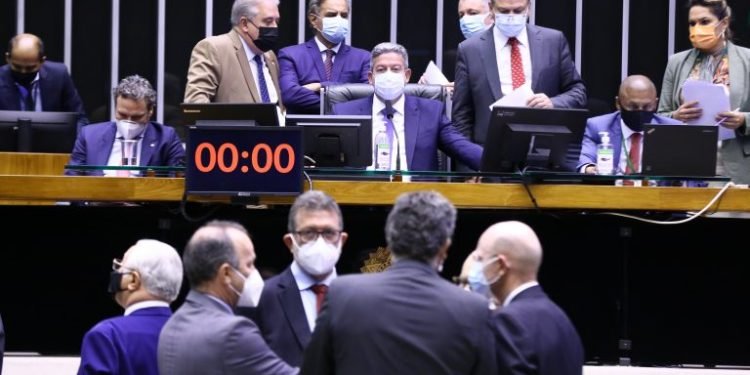 Deputados aprovam texto-base de projeto sobre tarifas para minigeradores de energia