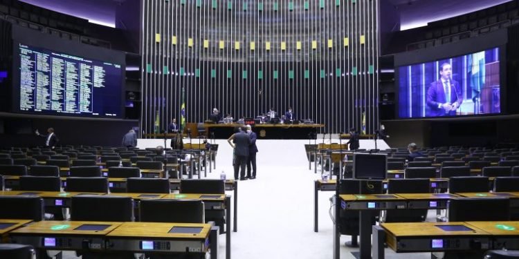 Câmara aprova urgência para projetos sobre fornecimento de absorventes higiênicos nas escolas