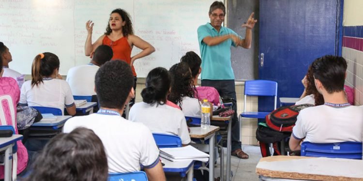Obrigatoriedade da oferta de Libras na educação básica passa na CDH