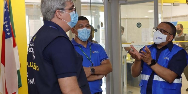 Blitz da Comdec fiscaliza cumprimento da Lei das Filas em agencias bancarias de Manaus