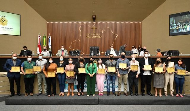 Deputada Joana Darc homenageia médicos veterinários na Assembleia Legislativa