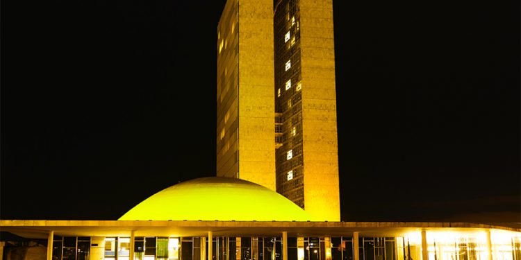 Iluminação amarela do Senado reforça campanha de prevenção ao suicídio
