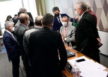 CPI pode convocar ex-mulher de Bolsonaro para falar sobre ligação com lobista