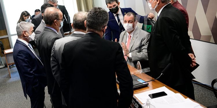 CPI pode convocar ex-mulher de Bolsonaro para falar sobre ligação com lobista