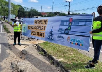 Prefeitura de Manaus realiza ação educativa para conscientizar motoristas sobre o respeito à faixa de pedestre