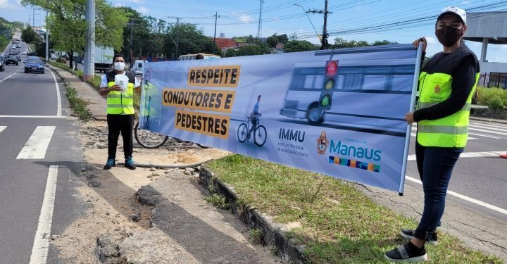 Prefeitura de Manaus realiza ação educativa para conscientizar motoristas sobre o respeito à faixa de pedestre