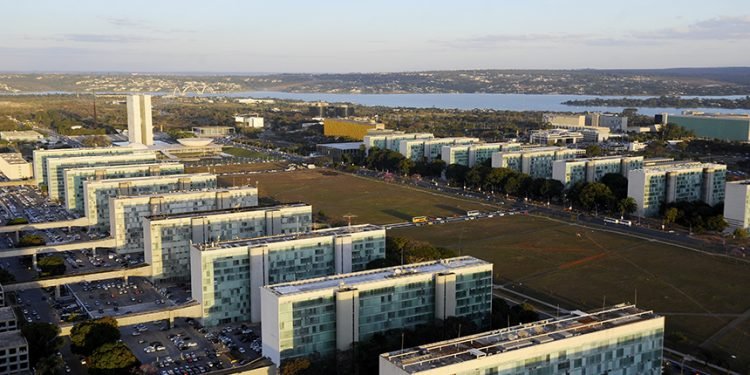 Orçamento 2022: Defesa e Ciência ganham investimentos; Saúde e Desenvolvimento perdem