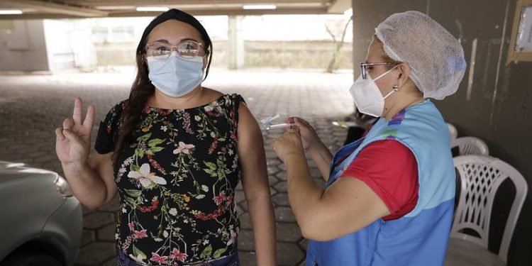 Vacinação contra a Covid-19 terá 15 pontos funcionando neste sábado em Manaus