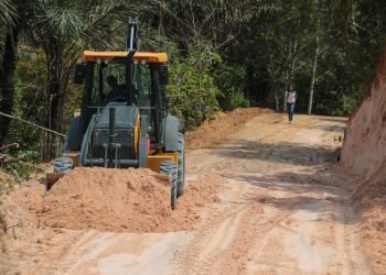 Prefeitura de Manaus leva asfalto ao ramal do Castanheira e anima moradores