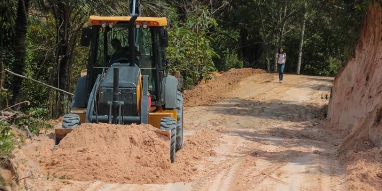 Prefeitura de Manaus leva asfalto ao ramal do Castanheira e anima moradores