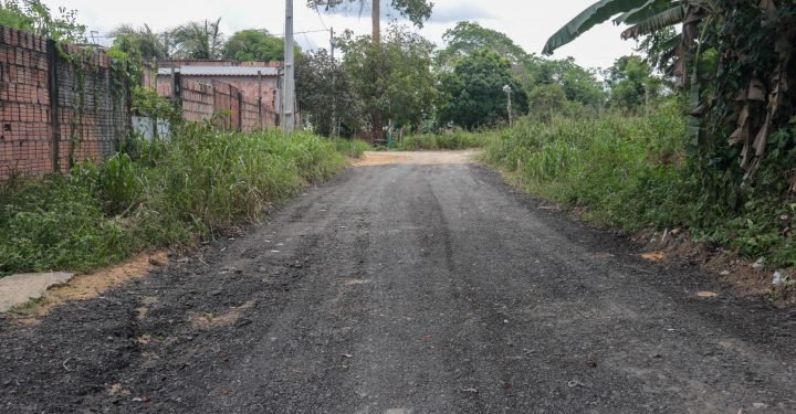 Comunidade Vale da Benção recebe asfalto pela primeira vez da Prefeitura de Manaus
