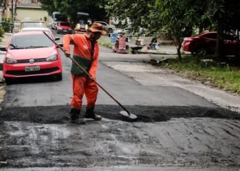 Prefeitura aplica 40 toneladas de massa asfáltica em bairros da zona Leste