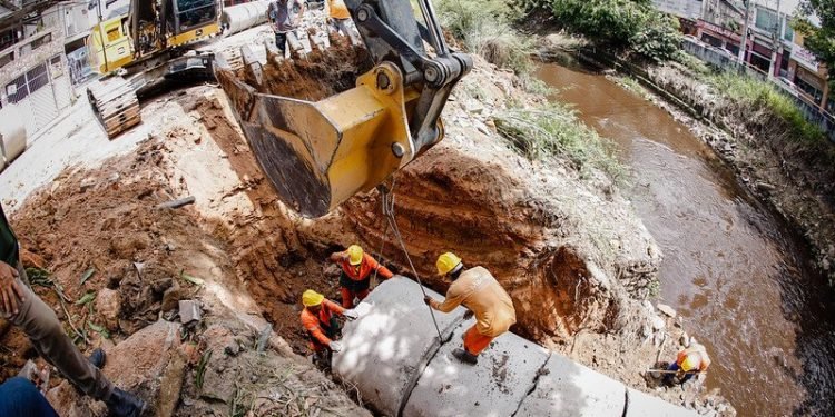 Prefeitura de Manaus substitui drenagem da avenida Brasil e garante segurança com rede mais profunda