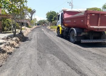 Prestes a ser completamente asfaltado, Ramal do Castanheira recebe mais de 100 toneladas de fresa, neste sábado